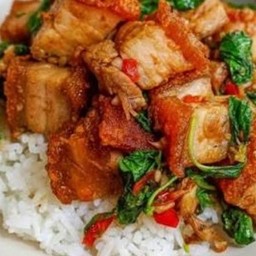 ข้าวกระเพราหมูกรอบ