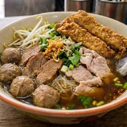 ก๋วยเตี๋ยวหมู 4 กษัตริย์ (ลูกชิ้น.หมูตุ๋น.หมูสด.หมูทอด)