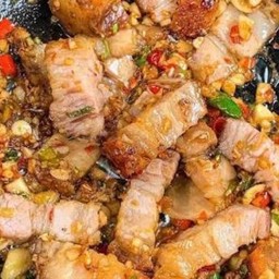 ข้าวหมูกรอบคั่วพริกเกลือไข่ดาว