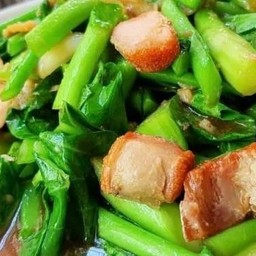 ข้าวคะน้าหมูกรอบไข่ดาว