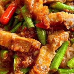ข้าวพริกแกงหมูกรอบไข่ดาว