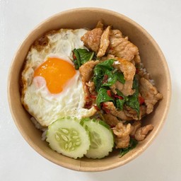 กระเพราหมูชิ้น ราดข้าว