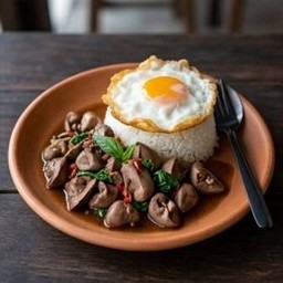 กะเพราเครื่องในไก่ ฟรีไข่