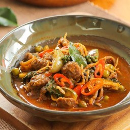 ผัดพริกแกงเนื้อใบยี่หร่า