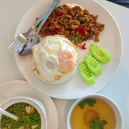 กะเพราหมูไข่ดาว