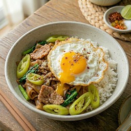 หมูผัดพริกหยวก ราดข้าว ฟรีไข่