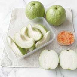 ฝรั่งกิมจู กรอบ เนื้อฟู อร่อย ฟินมาก ( กล่องพลาสติก )