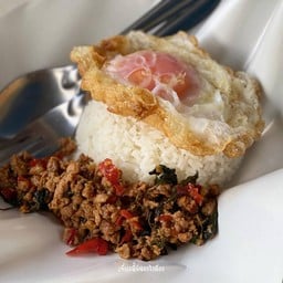 ข้าวกะเพราหมูสับ + ไข่ดาว