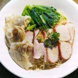 บะหมี่เกี๊ยวหมูแดง ข้าวหมูกรอบ By นาย ก. ซอยติวานนท์14