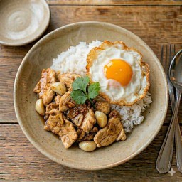 ไก่กระเทียม ฟรีไข่