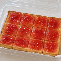 ขนมปังปิ้งราดแยมสตอเบอรี่ฉ่ำๆ