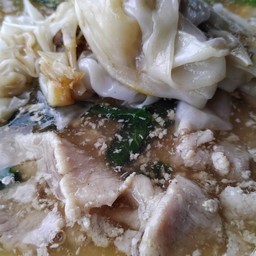 ราดหน้าหมูเส้นใหญ่