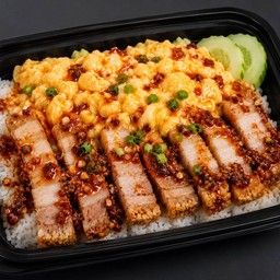 ข้าวหมูกรอบราดซอสน้ำพริกเผา+ไข่ข้น