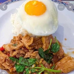 ข้าวผัดกะเพราหมูชิ้น + ไข่ดาว