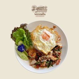 ข้าวกระเพราทะเลไข่ดาว
