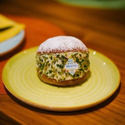 Maritozzo with cream