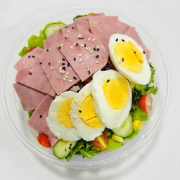 สลัดแฮมหมู + ไข่ต้ม