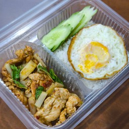 ข้าวผัดพริกแกงหมูหน่อไม้ดอง+ไข่ดาว