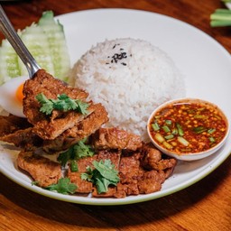 ข้าวหมูย่างปิ้งพร้อมน้ำจิ้มแจ่ว