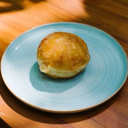 Bomboloni stuffed with vanilla custard