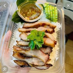 ข้าวหมูทอด+น้ำจิ้มซีฟู๊ด