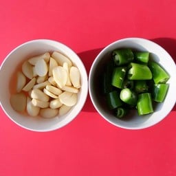 พริกเขียว+กระเทียมหั่น (100g)