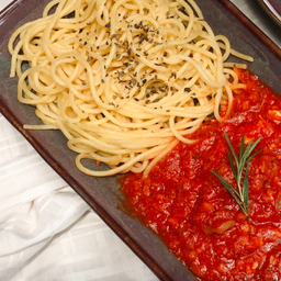 สปาเกตตี้ซอสมะเขือเทศ / Spaghetti with Tomato Sauce