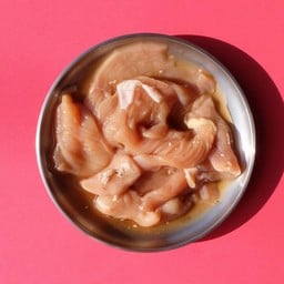 ไก่นุ่มหมักงา (200g)