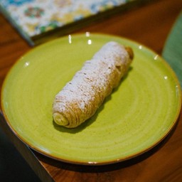 Cannoncini with vanilla cream