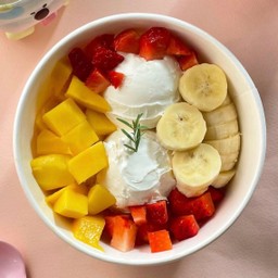 กรีก โยเกิร์ต2scoop+กล้วยหอมทอง+ สตอเบอรี่+มะม่วงน้ำดอกไม้