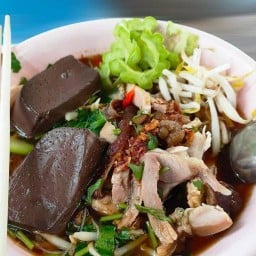 ร้านก๋วยเตี๋ยวไก่มะระหลังธรรมศาสตร์รังสิต GIFT PLACE