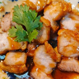 หมูกรอบราดซอสน้ำปลา