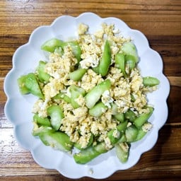 บวบผัดไข่ (กับข้าว)
