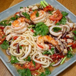 ยําเส้นไข่ขาวทะเล กุ้ง หมึก