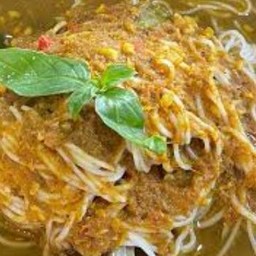 ขนมจีนน้ำยาป่าใต้ + ชุดผัก (ป่าใต้)