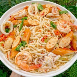 ยําเส้นไข่ขาวกุ้ง หมึก ไส้กรอก หมูสับ