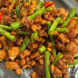 พริกแกงไก่ทอด+ไส้กรอกผัดซอส