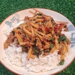 ข้าวกะเพราหมูสับหน่อไม้