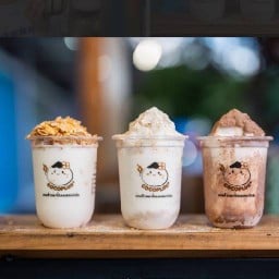 โคโคพลัสมะพร้าวเผาปั่นนมฮอกไกโด&กาแฟสด สาขาตึกช้าง  หลังโรงพักเมืองร้อยเอ็ด สาขา ตึกช้าง หลังโรงพักเมืองร้อยเอ็ด