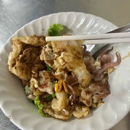ก๋วยเตี๋ยวคั่วไก่ อร่อยริมทาง รพ.กลาง