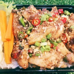 ข้าวเนื้อปลานิลทอดคั่วพริกเกลือ