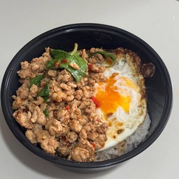 กระเพราไข่ดาว (เลือกเนื้อสัตว์ได้)