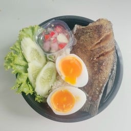 ข้าวหน้าปลาสลิด + ห่อหมกย่าง + ไข่เป็ดยางมะตูม