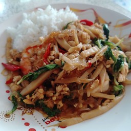 ข้าวกระเพราไก่สับ+กุ้ว+หน่อไม้ดอง+วุ้นเส้น