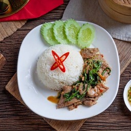 กระเพราเนื้อราดข้าว