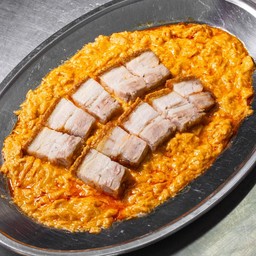 010 ผัดผงกะหรี่ไข่ข้นหมูกรอบ