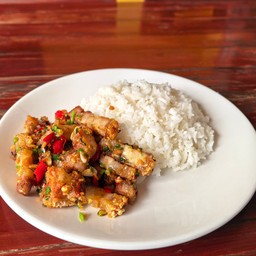ข้าวหมูกรอบพัดพริกกลือ
