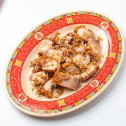 O4 หมูกรอบผัดกระเทียม