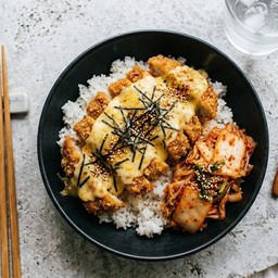 ข้าวหน้าไก่ทอดราดซอสชีส