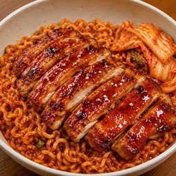 มาม่าเผ็ดหน้าไก่ย่างราดซอส
